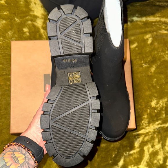 Black Chunky Chelsea Ankle Boots - Picture 4 of 6